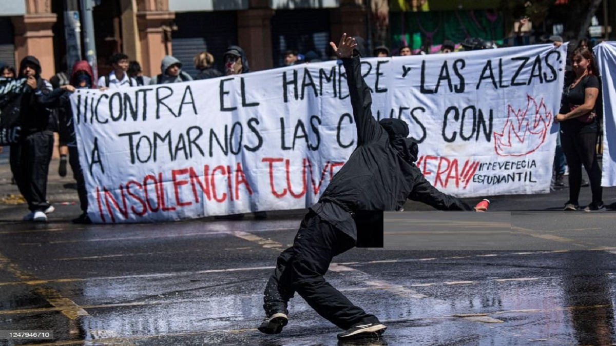 চিলির শিক্ষা ব্যবস্থা উন্নয়নের দাবিতে শিক্ষার্থীদের বিক্ষোভ