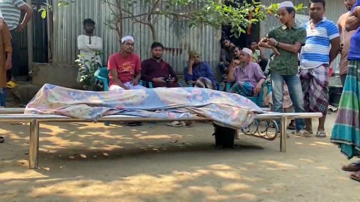 কুমিল্লার দাউদকান্দিতে বাস চাপায় নারীসহ নিহত ২