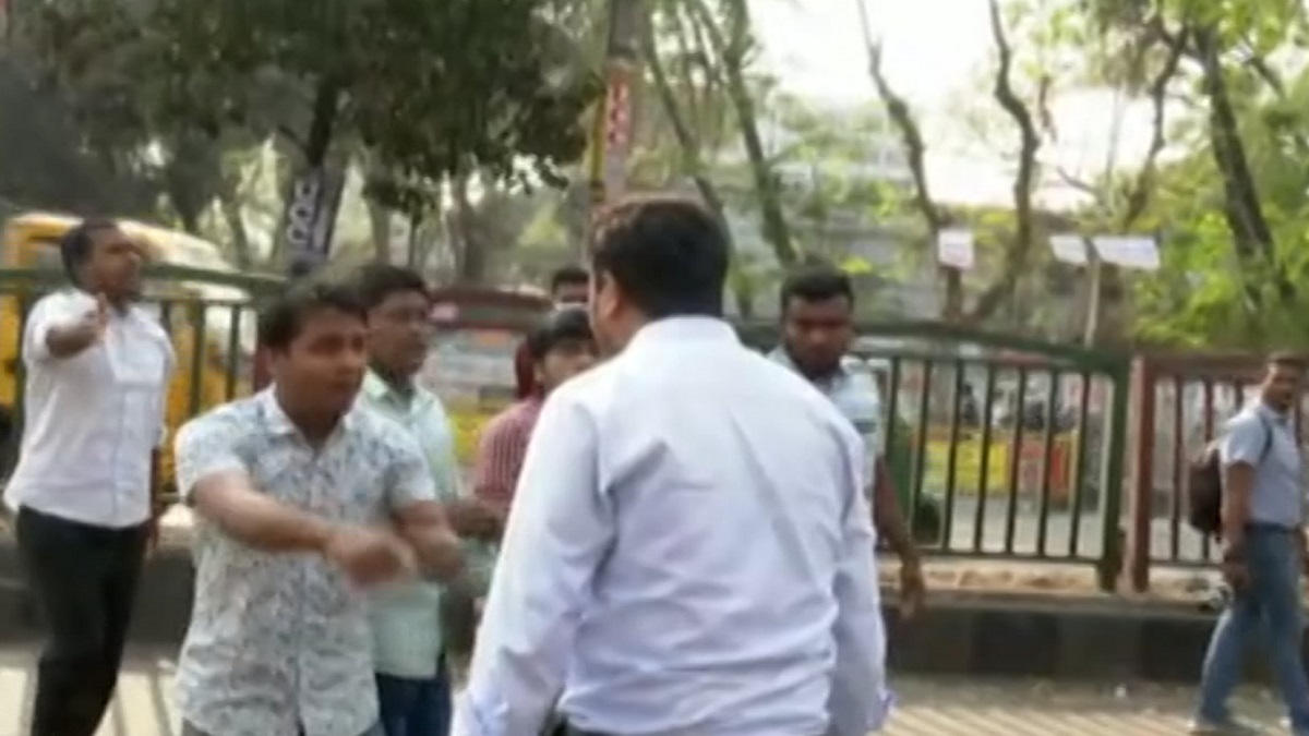 ঢাকা-সিটি-আইডিয়াল কলেজ শিক্ষার্থীদের সংঘর্ষ: যমুনা টিভির সাংবাদিকের ওপর হামলা, গাড়ি ভাঙচুর