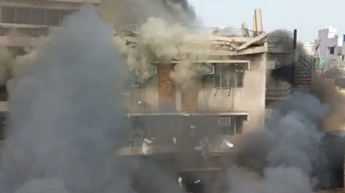 দিল্লিতে আগুন লেগে ধসে পড়লো ভবন (ভিডিও)