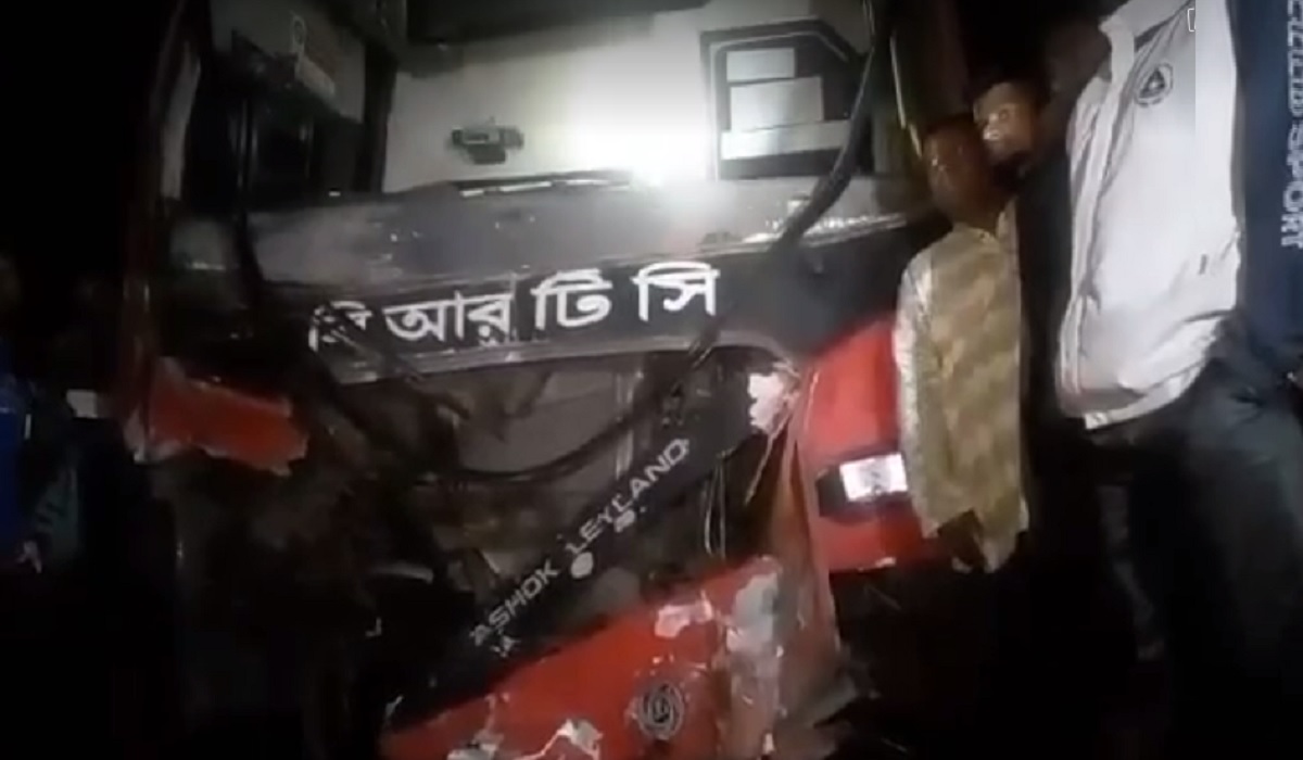 দিনাজপুরে বাস-পিকআপের মুখোমুখি সংঘর্ষে নিহত ৩