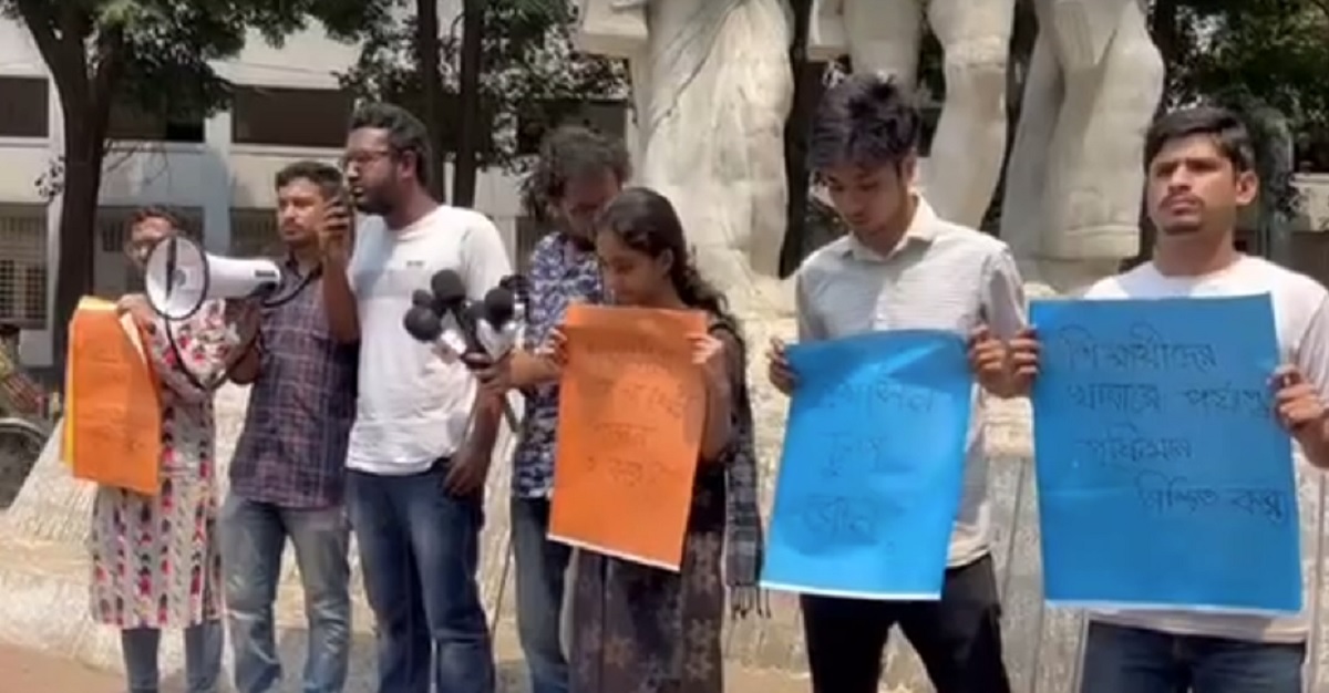 ঢাবির ক্যানটিনগুলোয় খাবারের দাম বৃদ্ধির প্রতিবাদে মানববন্ধন