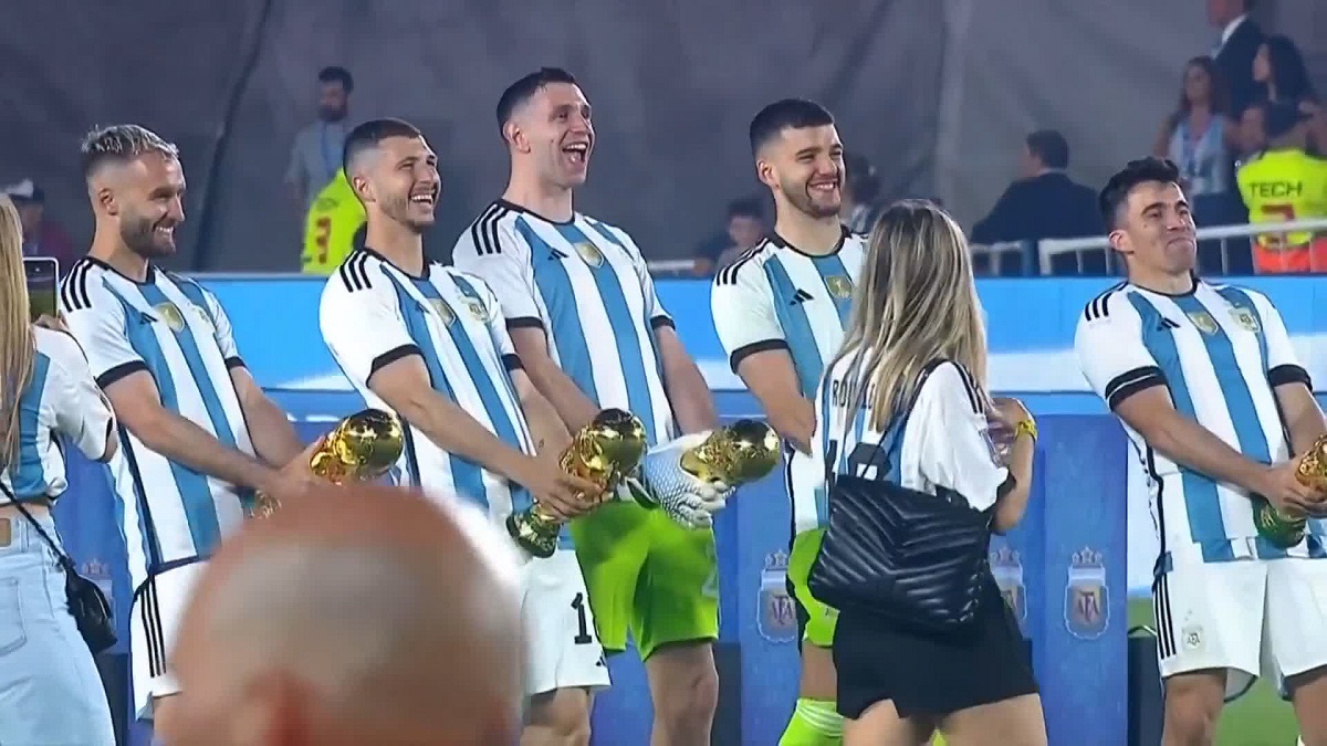 সতীর্থদের নিয়ে ‘বিতর্কিত’ সেই উদযাপন করলেন মার্টিনেজ