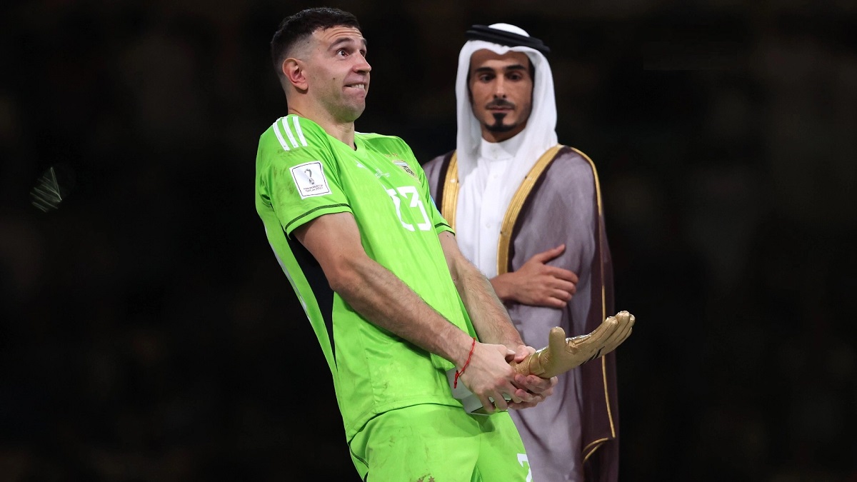 আর্জেন্টিনা সতীর্থদের উস্কানিতেই ফাইনালে বিতর্কিত অঙ্গভঙ্গি করেছিলেন মার্টিনেজ!