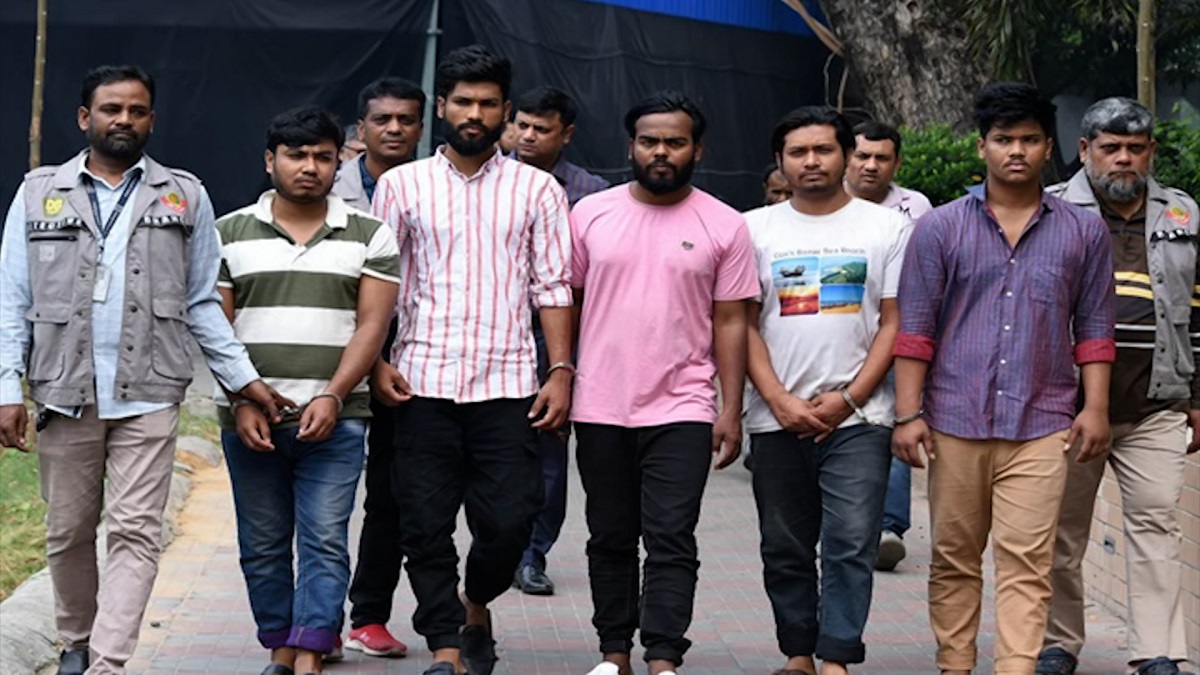 রাজধানীতে দিনে দুপুরে মাইকিং করে জরায়ু ক্যান্সারের নকল ভ্যাকসিন দেয়ার দায় কার?