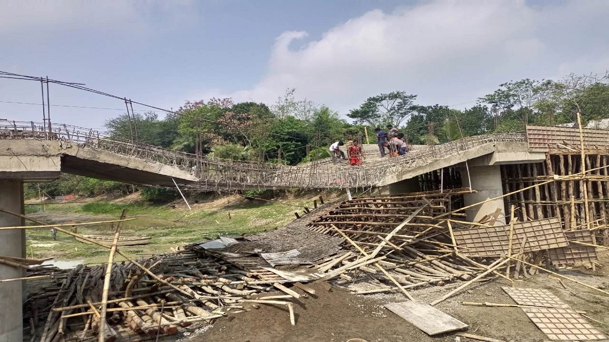 ফরিদপুরে ভেঙে পড়লো ৫ কোটি টাকার নির্মাণাধীন ব্রিজ
