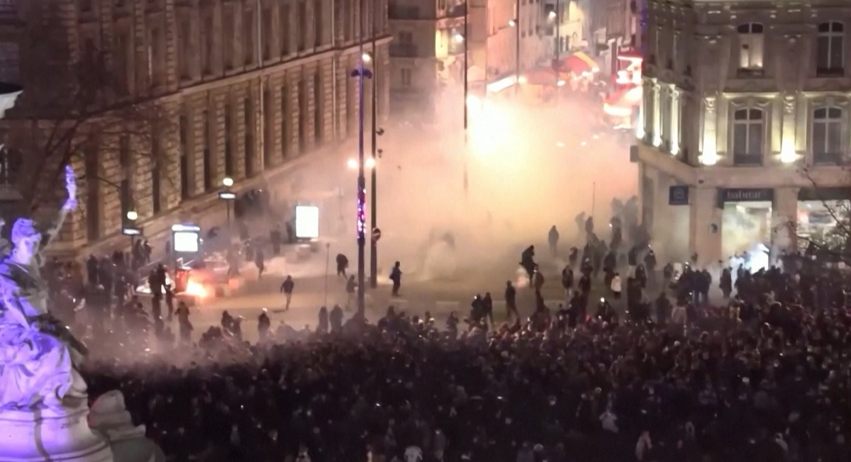 অবসরের বয়সসীমা বৃদ্ধির প্রতিবাদে এখনো উত্তাল ফ্রান্স