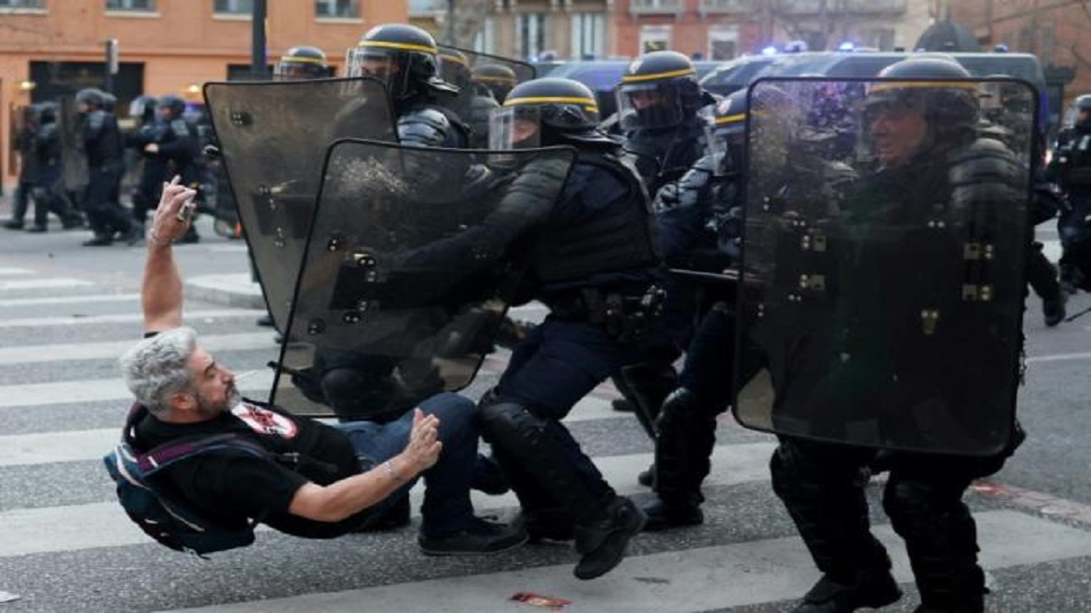 ফ্রান্সে একদিনে গ্রেফতার সাড়ে ৪০০ আন্দোলনকারী