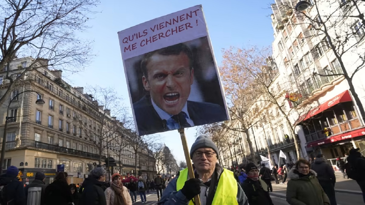 তীব্র বিক্ষোভ-বিরোধীতাকে বুড়ো আঙুল ম্যাকরনের, ভোটাভুটি ছাড়াই বিতর্কিত বিল পাসের অনুমতি