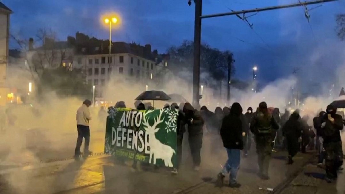 বিক্ষোভে উত্তাল ফ্রান্স: লাগাম টানা যাচ্ছে না আন্দোলনের