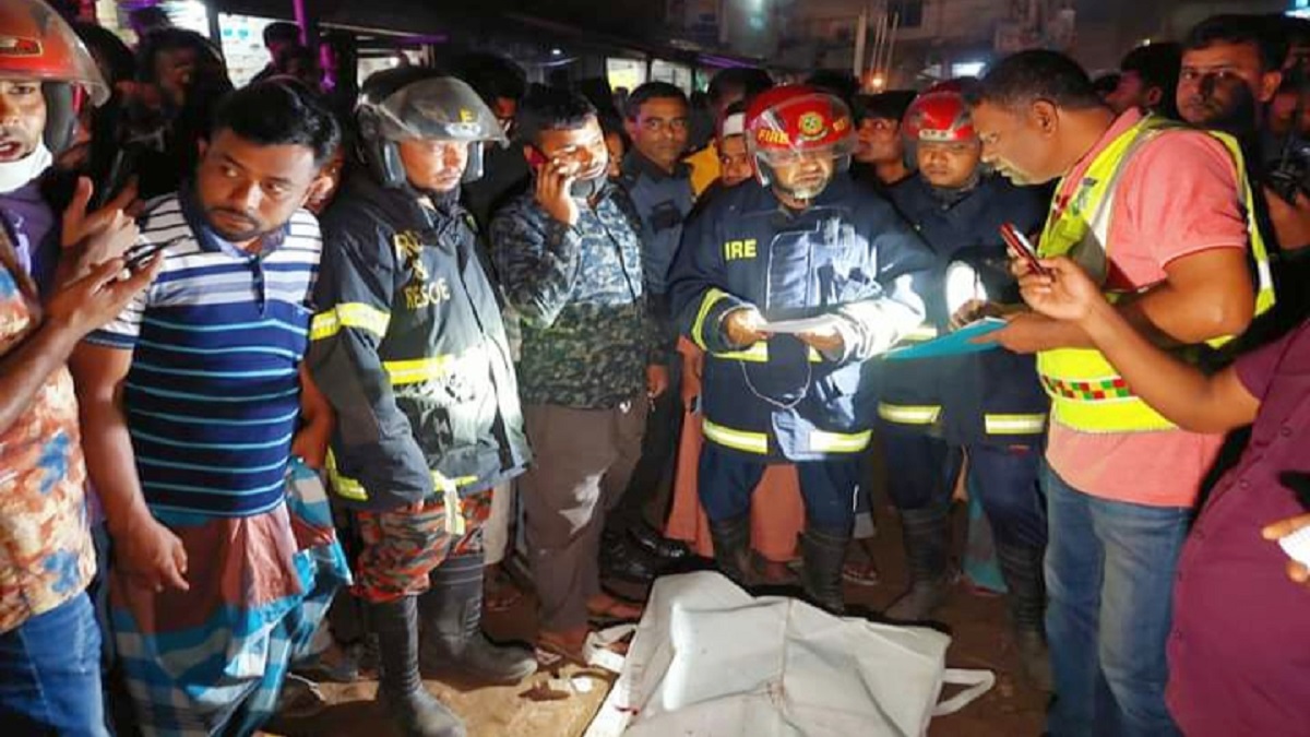 গাইবান্ধায় ট্রাকের ধাক্কায় প্রাণ গেল মায়ের, কোলের শিশু আহত