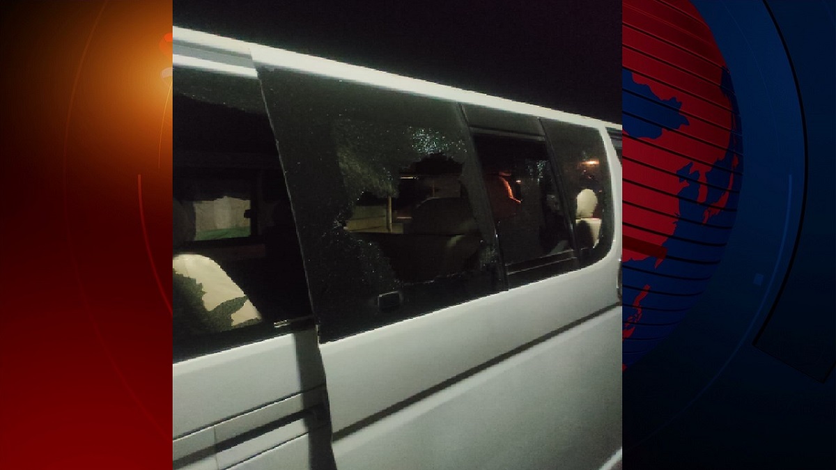 বাবার জানাজায় যাওয়ার সময় গাড়ি ভেঙে সর্বস্ব কেড়ে নিলো ডাকাতদল