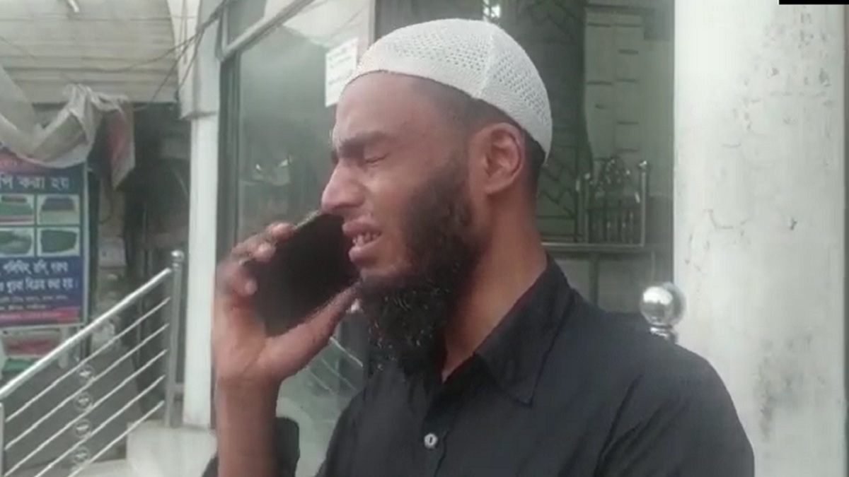 নামাজ পড়া শেষে অটোরিকশা না পেয়ে কাঁদছেন রশিদ