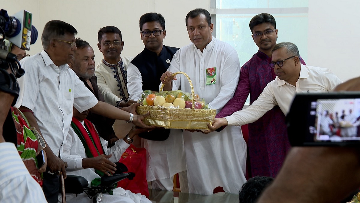 স্বাধীনতা দিবসে বীর মুক্তিযোদ্ধাদের প্রতি প্রধানমন্ত্রীর শুভেচ্ছা ও উপহার প্রদান