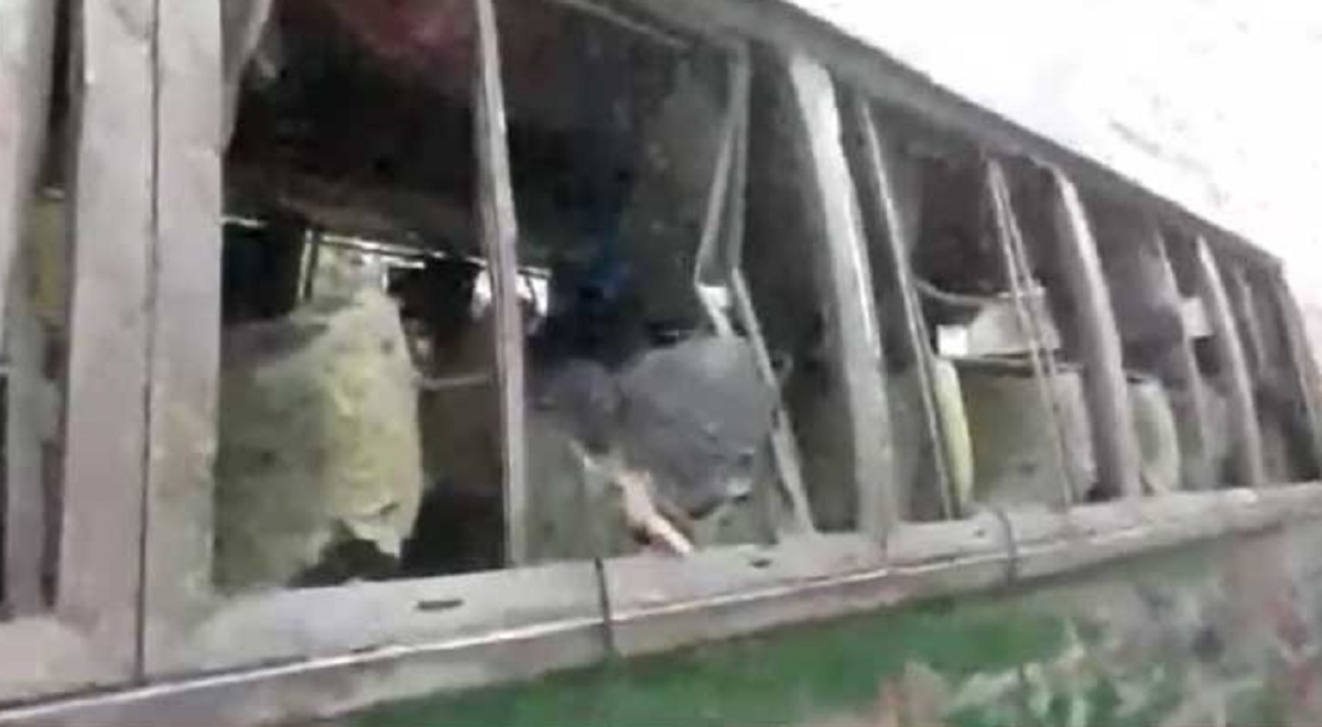 গুলিস্তানে বিস্ফোরণে দেয়াল ভেঙে রাস্তায়, গাড়ির যাত্রীরাও আহত