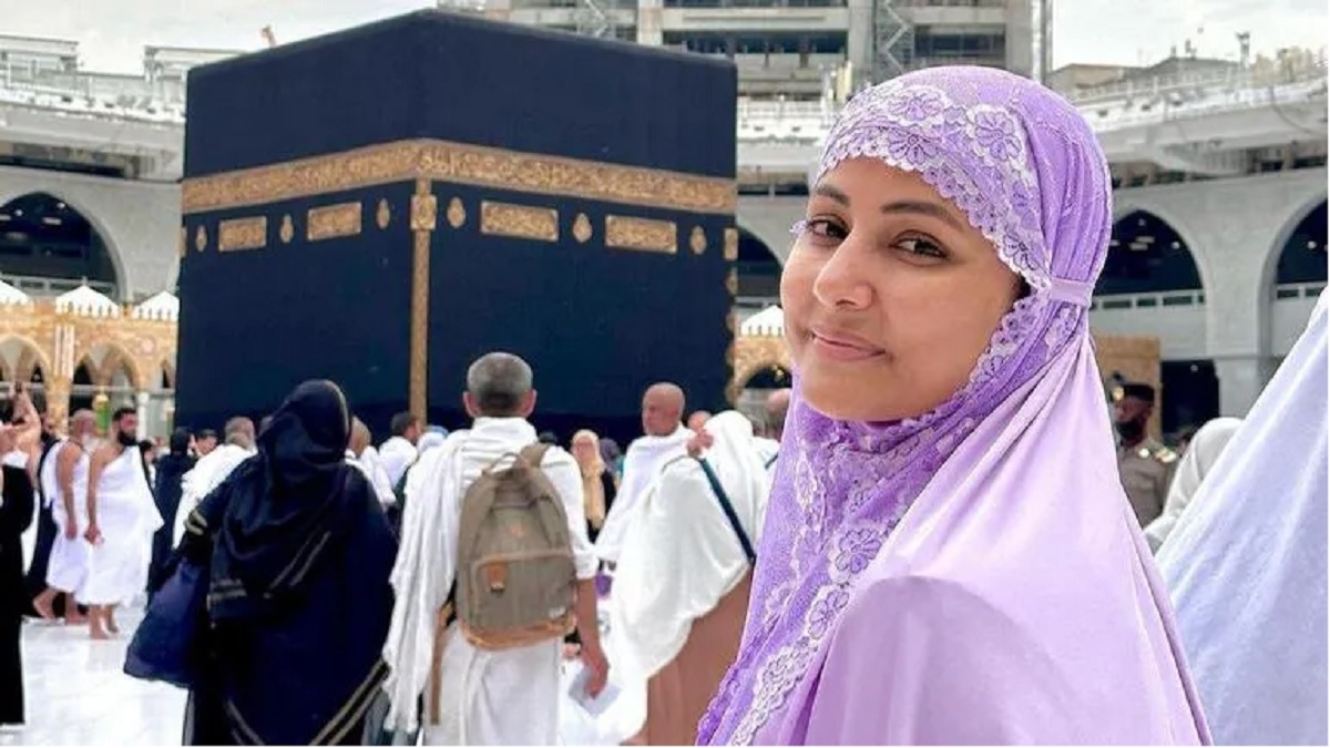 ওমরাহ পালন করতে গিয়ে চরম কটাক্ষের শিকার অভিনেত্রী হিনা খান