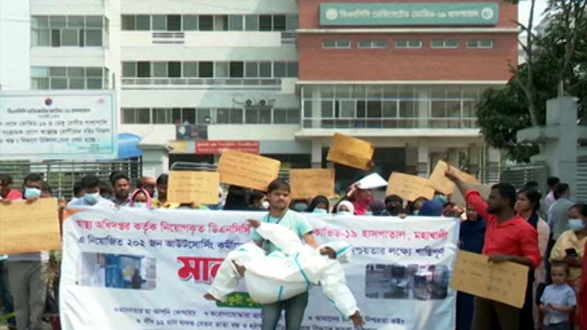 রাজধানীর মহাখালীতে কোভিড চিকিৎসাকর্মীদের সড়ক অবরোধ