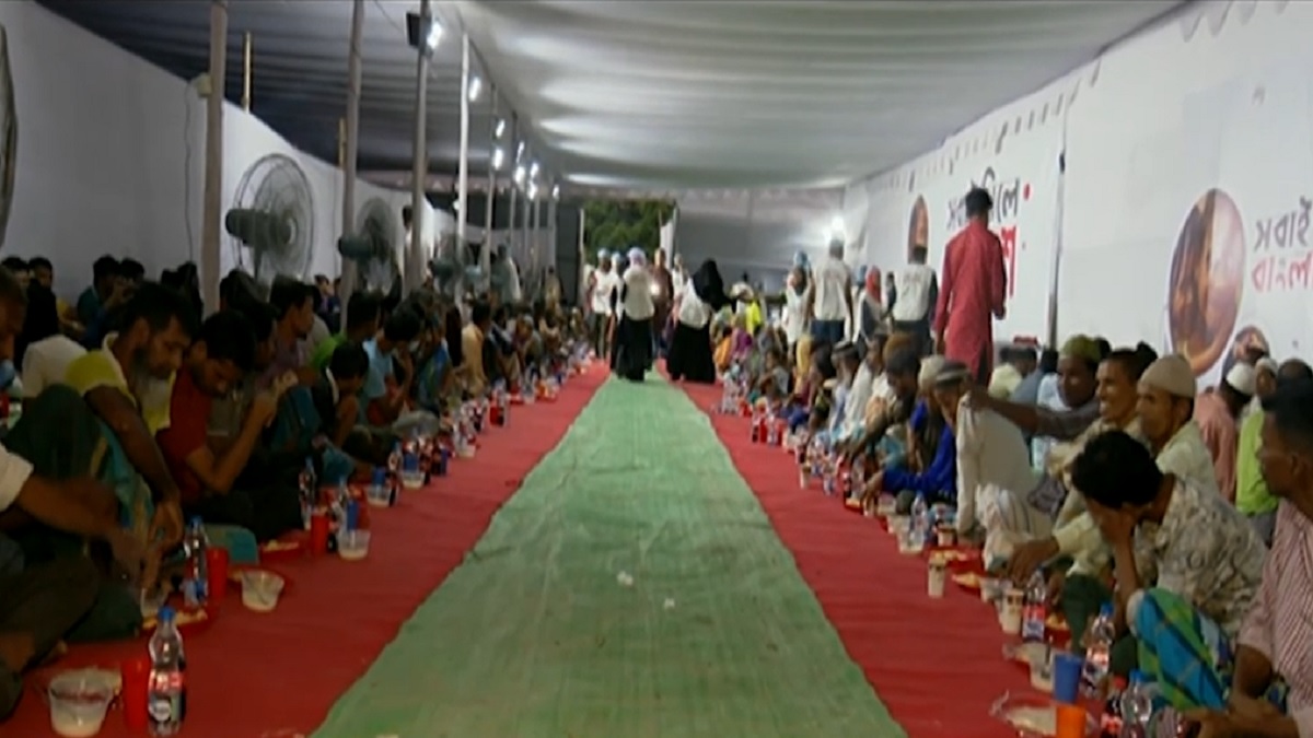 কারওয়ান বাজারে এক কাতারে মুসল্লিদের প্রথম ইফতার