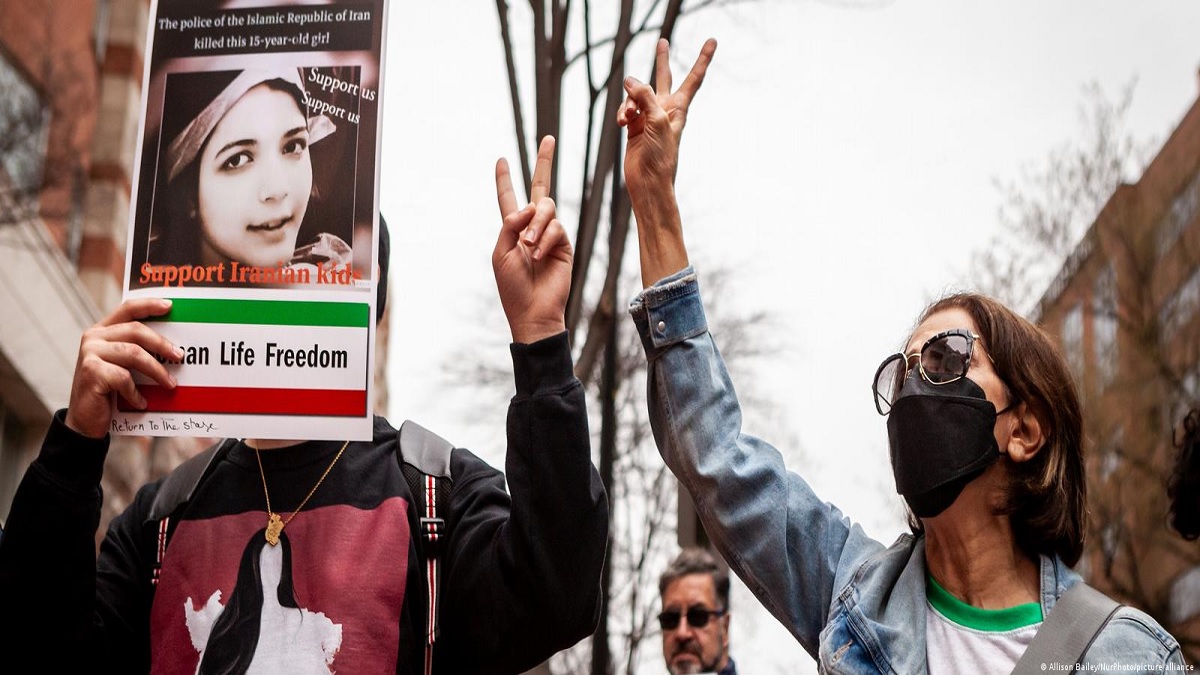 যুক্তরাষ্ট্র নয়, আসল শত্রু দেশেই; ছাত্রীদের বিষপ্রয়োগের প্রতিবাদে ইরানে নারীদের বিক্ষোভ