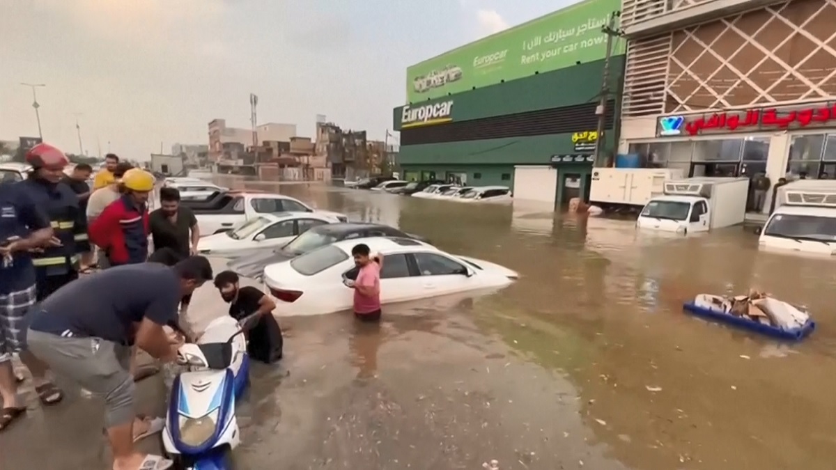 ইরাকে বৈরী আবহাওয়ায় প্রাতিষ্ঠানিক কার্যক্রম বন্ধের ঘোষণা