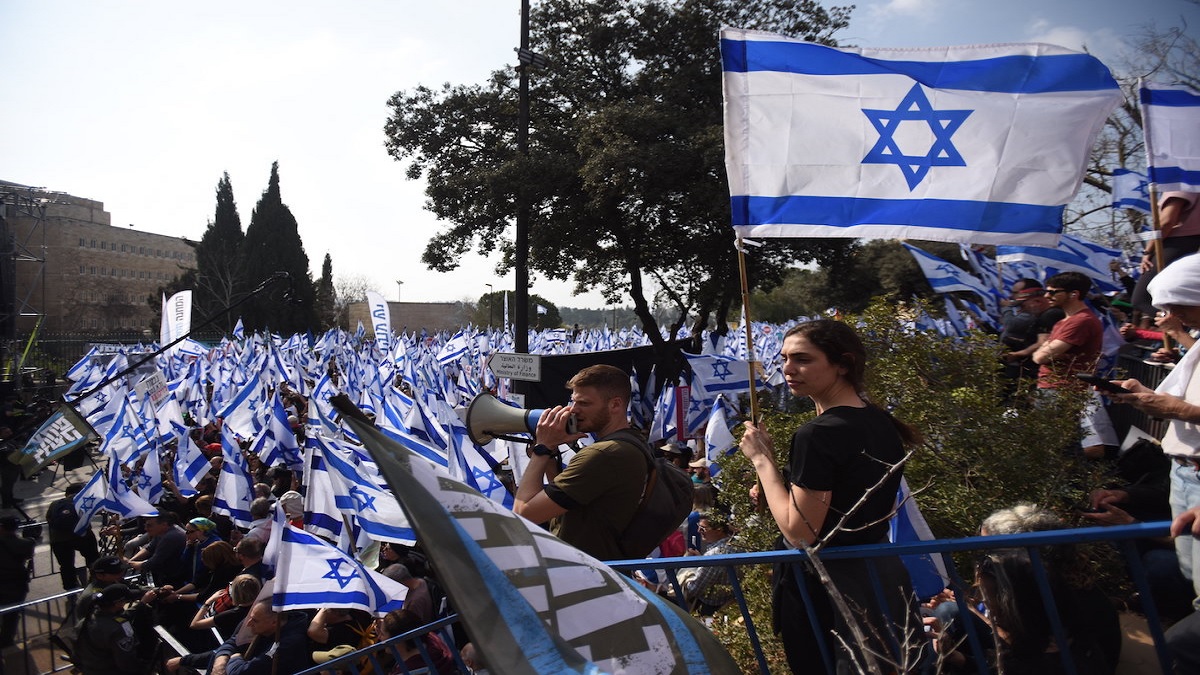 ইসরায়েলে বিতর্কিত ‘সংস্কার পরিকল্পনা’ স্থগিতের সিদ্ধান্তে মিশ্র প্রতিক্রিয়া