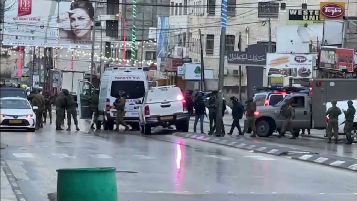 পশ্চিম তীরে ইসরায়েলি দম্পতির ওপর অজ্ঞাত বন্দুকধারীর হামলা