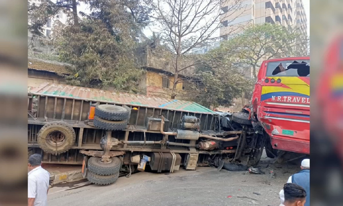 যাত্রাবাড়ীতে বাস-কাভার্ড ভ্যানের সংঘর্ষে পথচারী নিহত