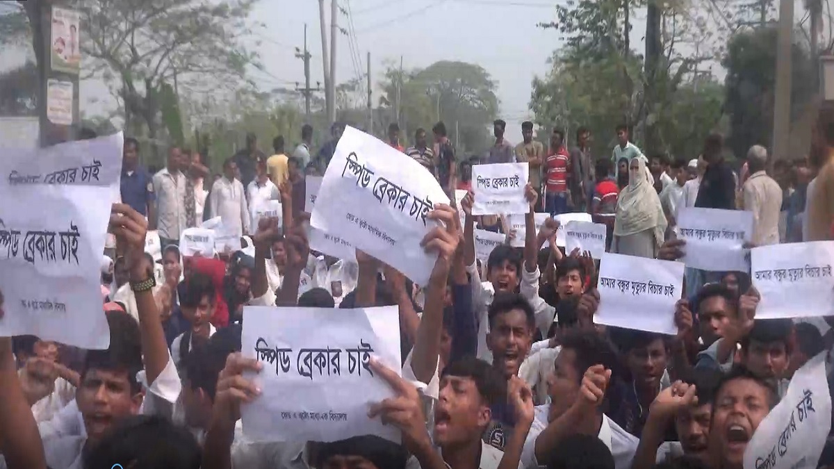 ঝালকাঠিতে যাত্রীবাহী বাসের চাপায় স্কুলছাত্রসহ নিহত ২