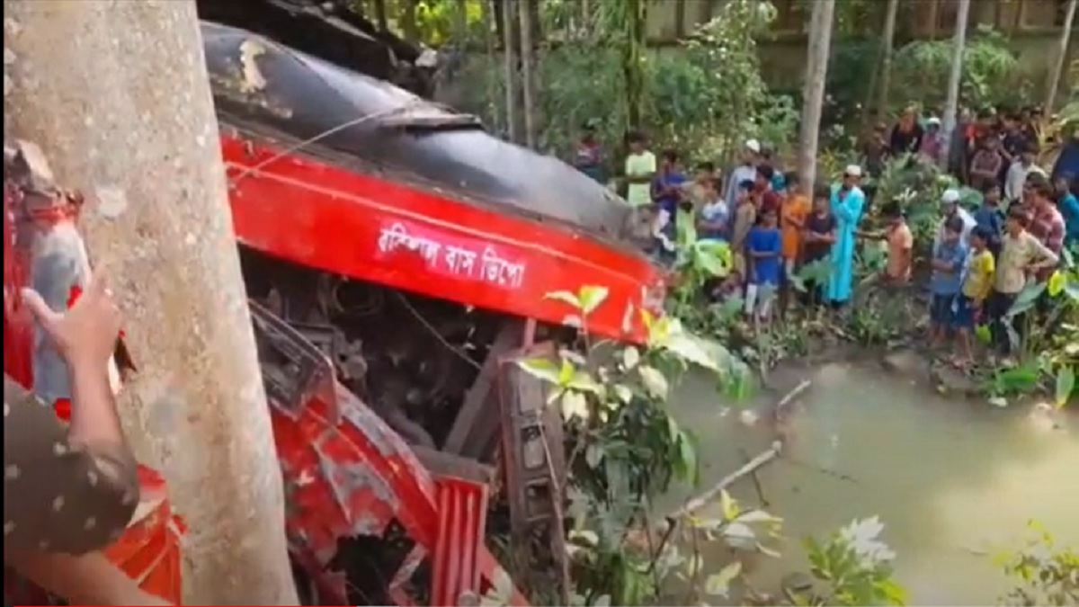 ঝালকাঠিতে বিদ্যুতের খুঁটির সাথে বাসের ধাক্কা, নিহত ২