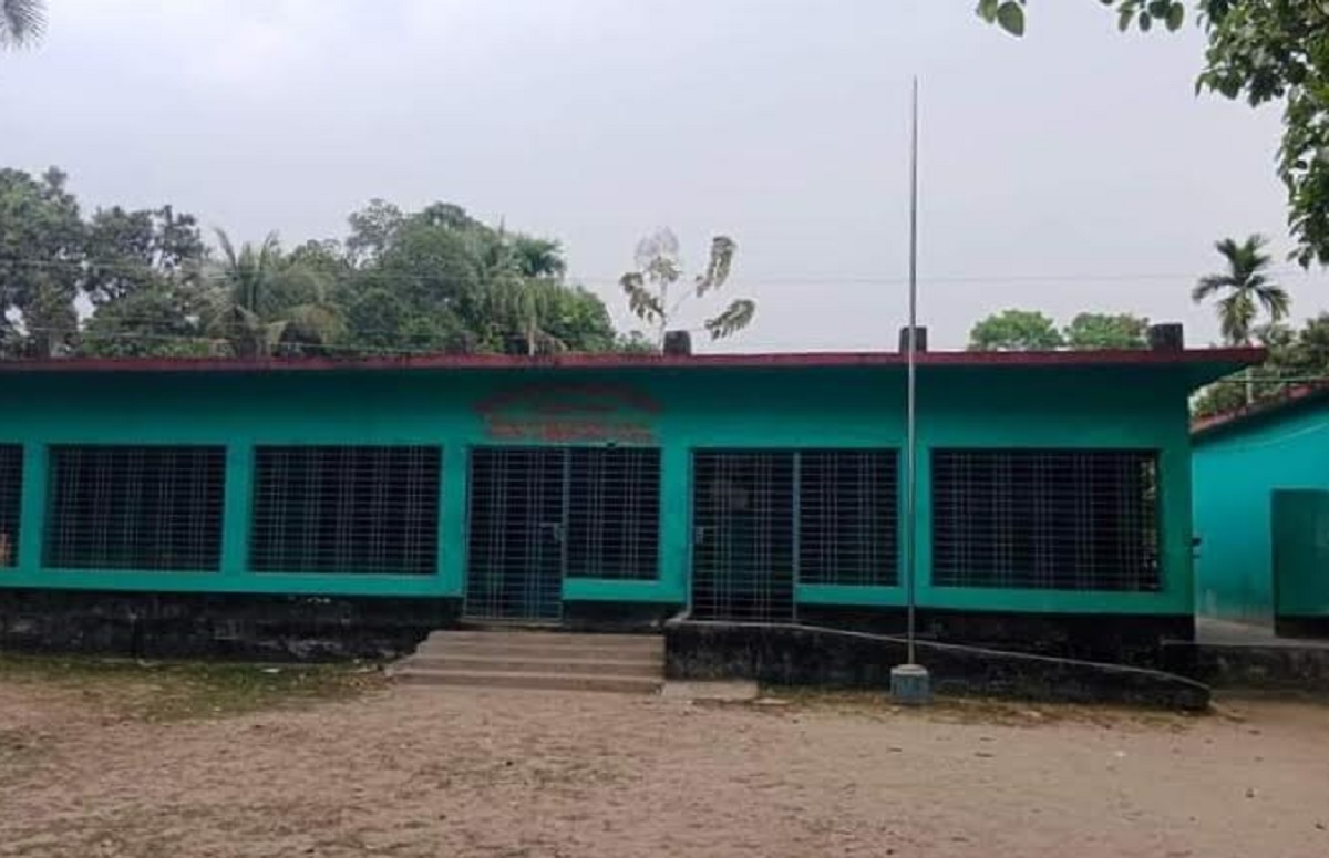 স্বাধীনতা দিবসে পতাকা উত্তোলন না করায় প্রধান শিক্ষককে শোকজ