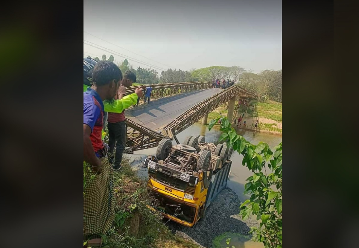 খাগড়াছড়ির দীঘিনালায় ব্রিজ ভেঙে পাথর বোঝাই ট্রাক নদীতে