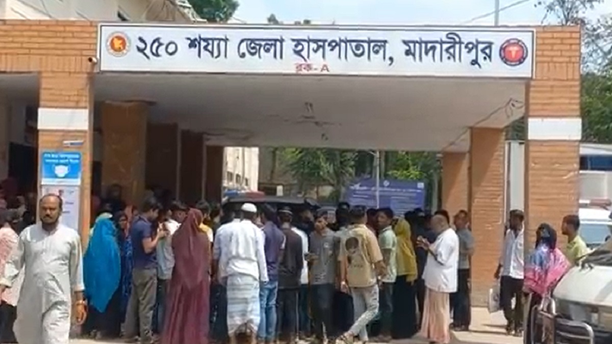 মাদারীপুরে বাসের ধাক্কায় ইজবাইক চালক নিহত, আহত ২