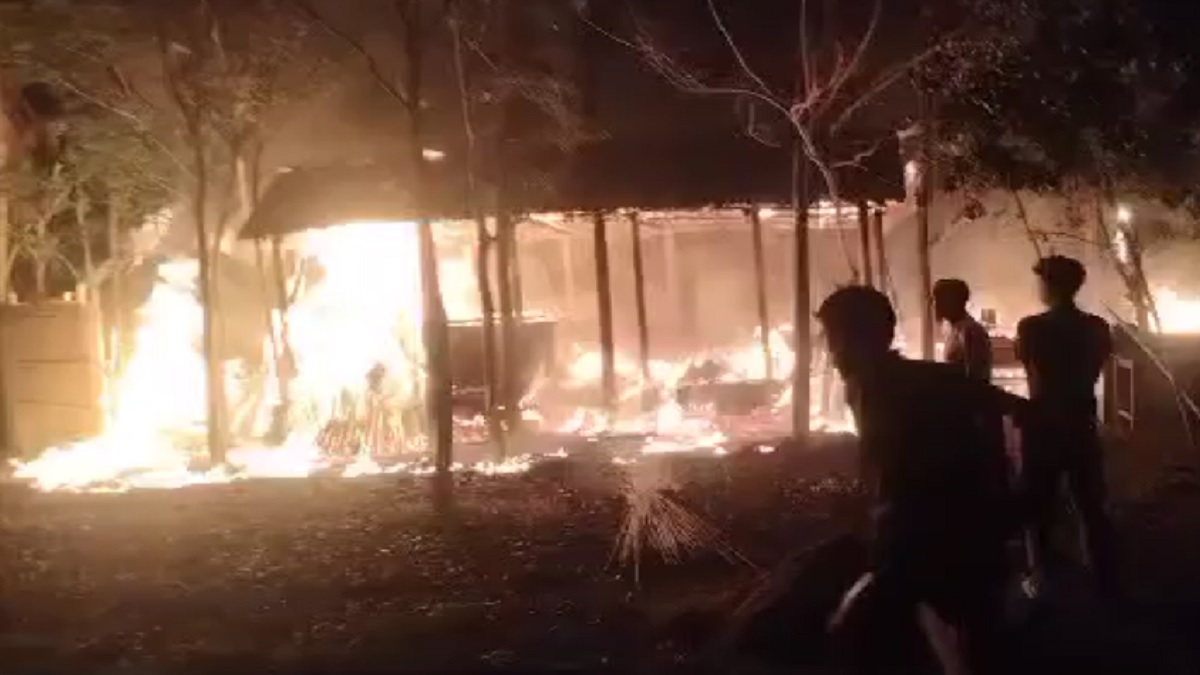 মাগুরায় ছাগল বাঁচাতে গিয়ে আগুনে পুড়ে স্কুলছাত্রের মৃত্যু