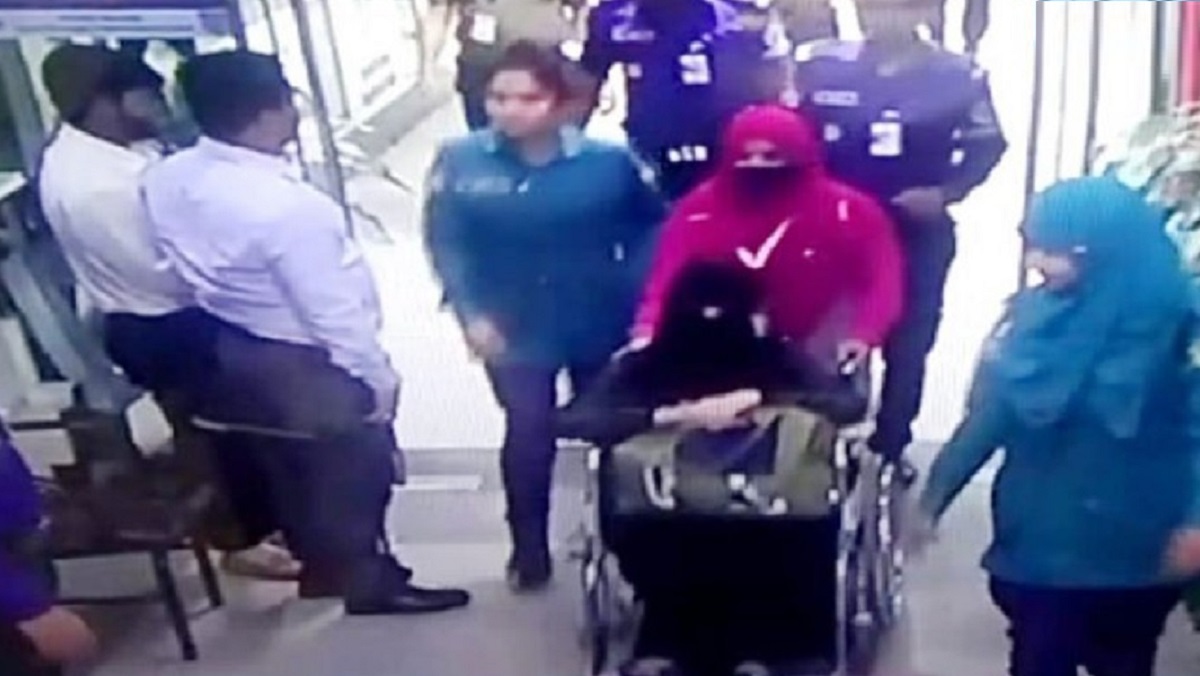 ‘বোরকা পরে হুইল চেয়ারে বিমানবন্দরে এসেছিলেন মাহি’