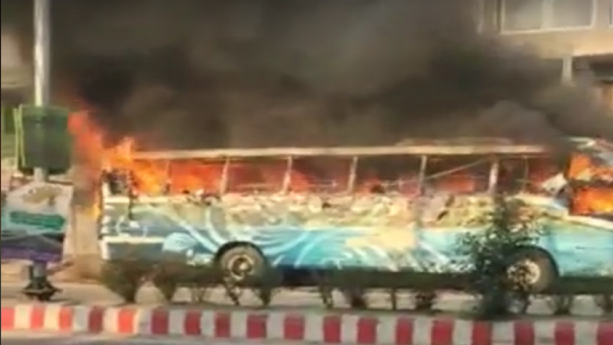 মানিকগঞ্জে শিক্ষাসফরের বাসে আগুন