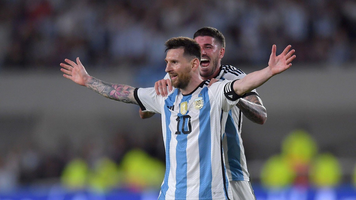 রোনালদোর চেয়ে দ্রুত ৮০০ গোলের মাইলফলক স্পর্শ করলেন মেসি