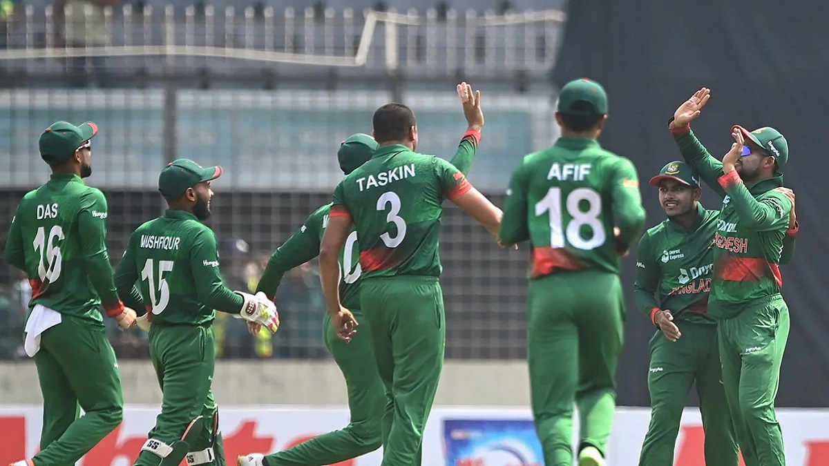 বোলিংয়ে এসেই মালানকে ফেরালেন মিরাজ