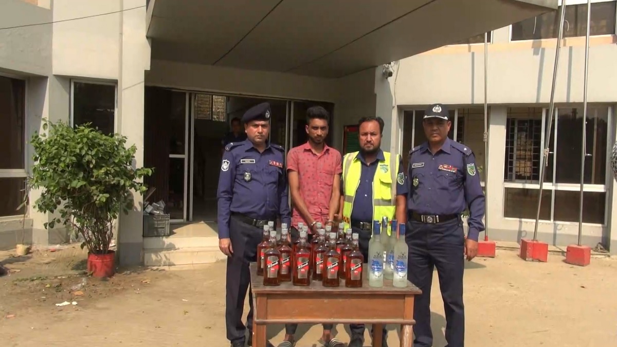 অভিনব কায়দায় বিদেশি মদ সরবরাহ করার সময় আটক ১