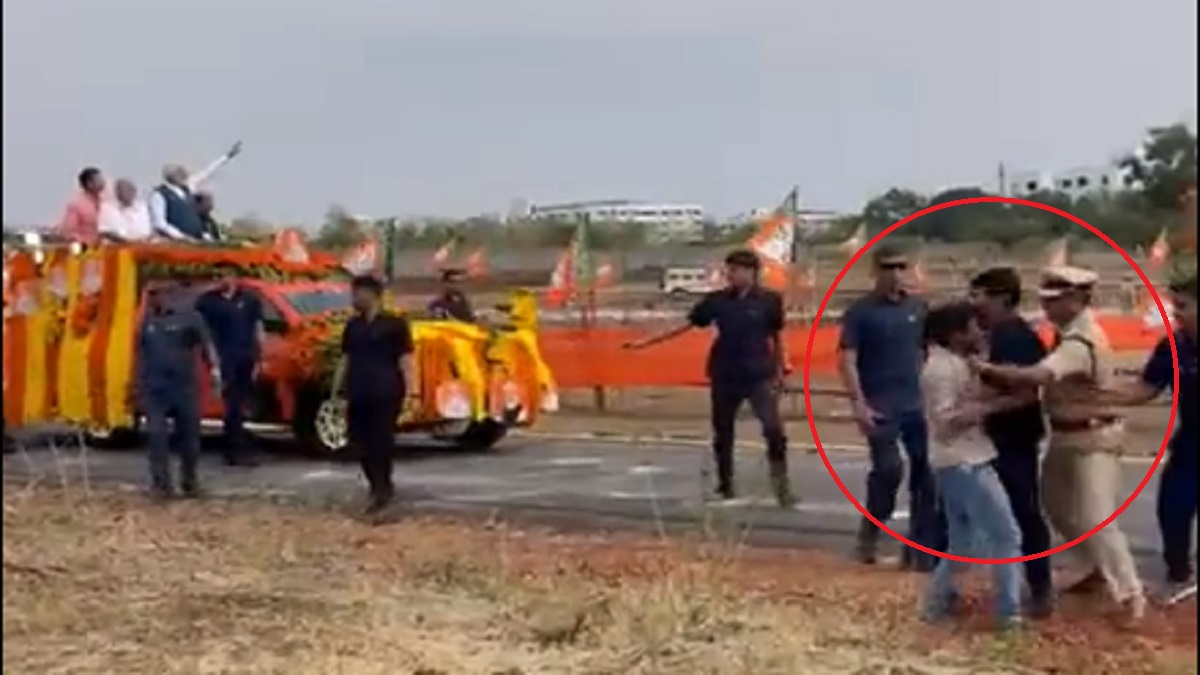 মোদির রোড শো: নিরাপত্তাবেষ্টনী ভেঙে গাড়িবহরের দিকে দৌড় যুবকের (ভিডিও)