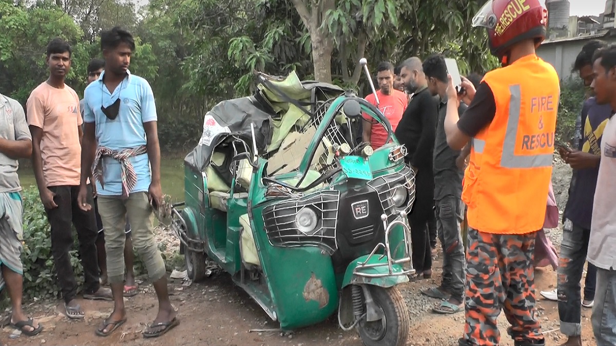 নরসিংদীতে সড়ক দুর্ঘটনায় ২ জনের মৃত্যু