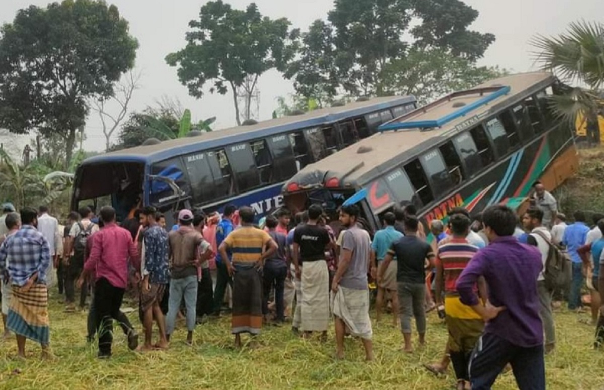 নাটোরে দুই বাসের মুখোমুখি সংঘর্ষে একজন নিহত, আহত ১৫