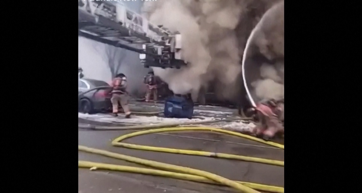 নিউইয়র্কে বহুতল ভবনে ভয়াবহ আগুন, ফায়ার সার্ভিস কর্মীর মৃত্যু