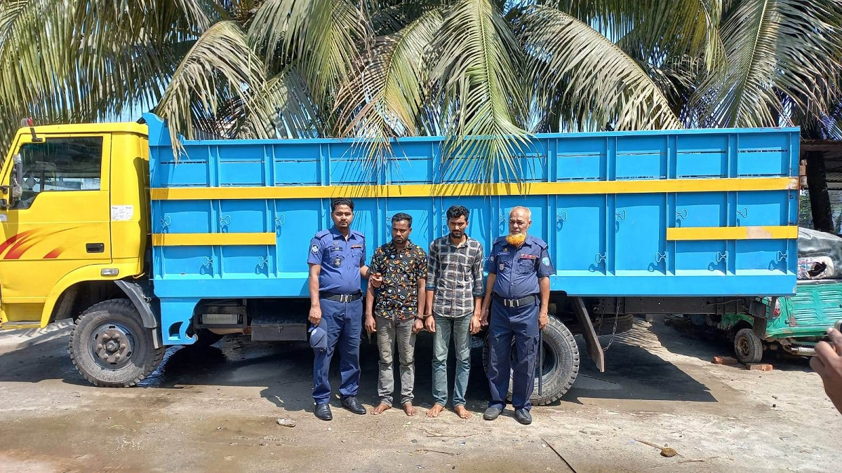 নোয়াখালীতে লাখ টাকাসহ ২ ডাকাত গ্রেফতার