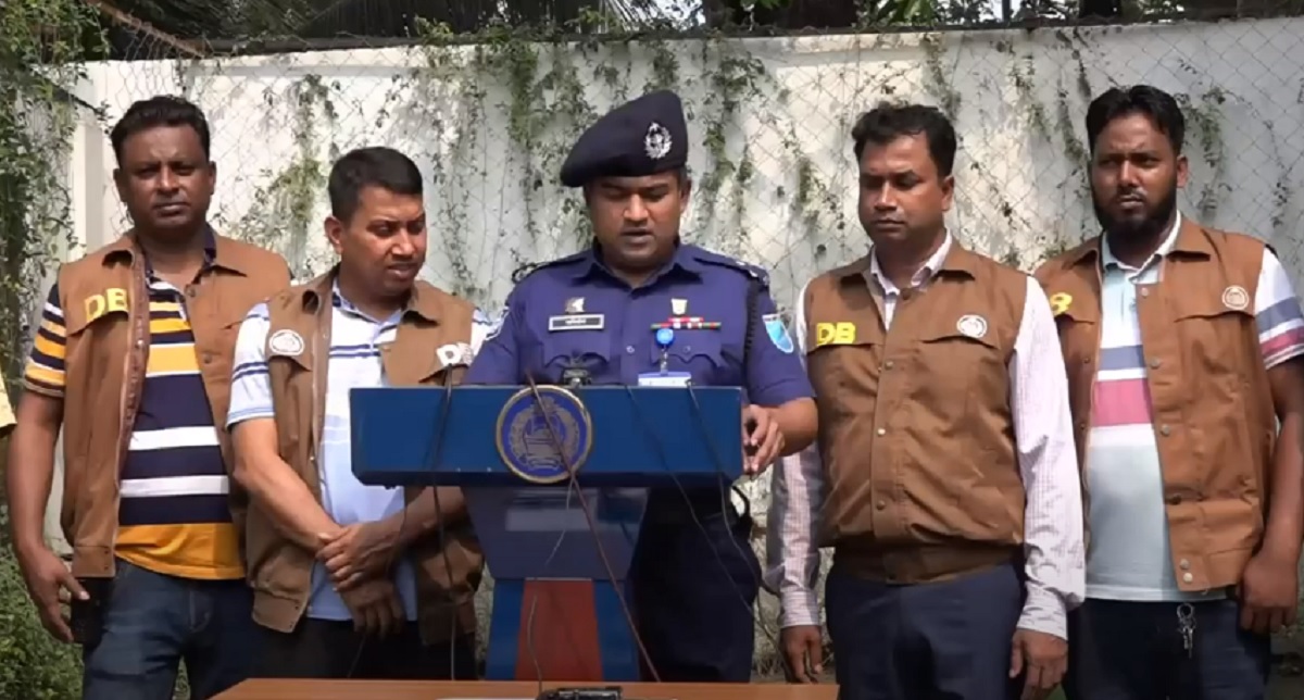 নরসিংদীতে পৃথক অভিযানে অস্ত্র-গুলিসহ গ্রেফতার ৪