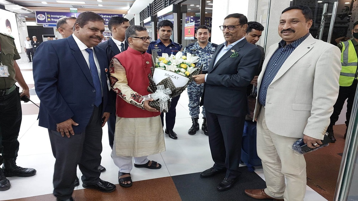 স্বাস্থ্য পরীক্ষা শেষে সিঙ্গাপুর থেকে দেশে ফিরেছেন ওবায়দুল কাদের