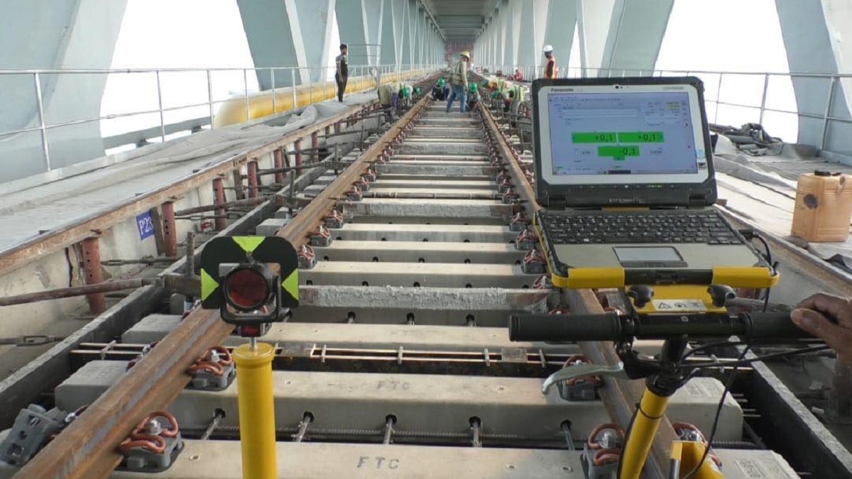 চীন থেকে বিমানে করে এলো পদ্মা সেতুর রেলের শেষ স্লিপার