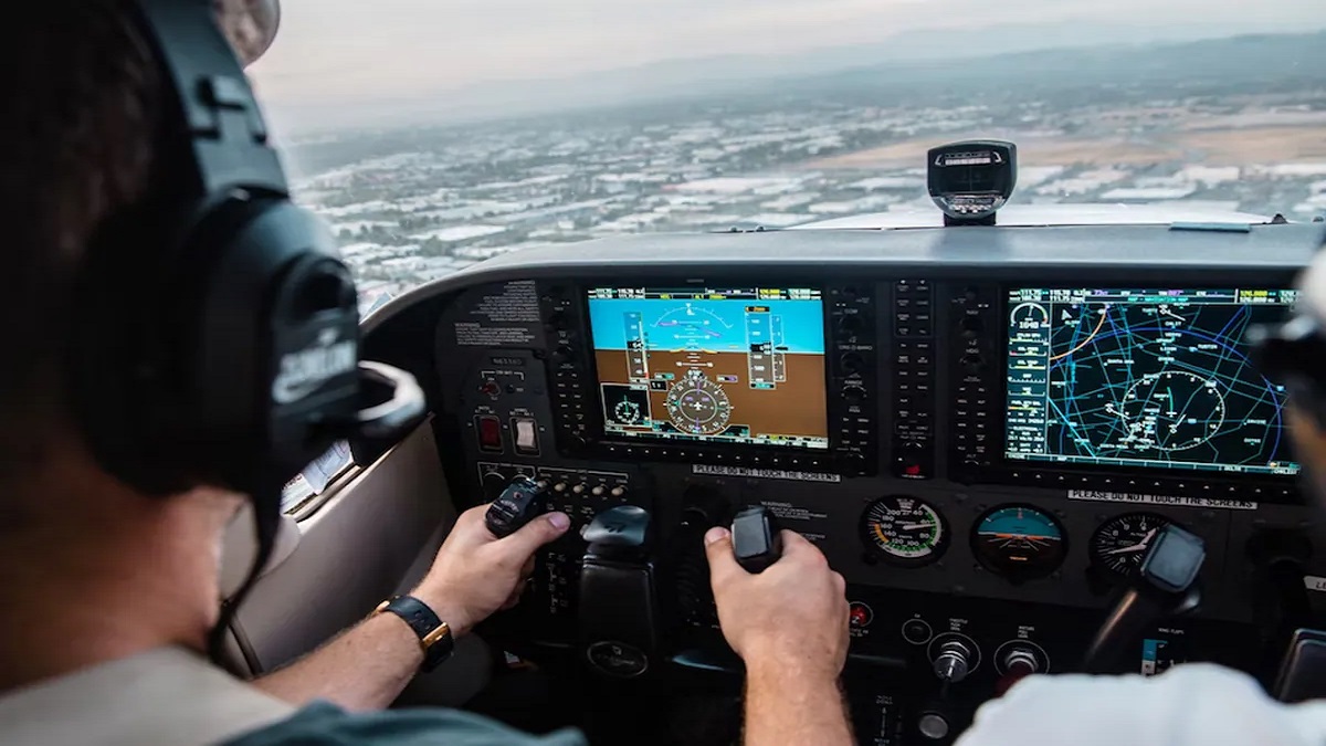 মাঝ আকাশে অসুস্থ পাইলট, নিরাপদে বিমান অবতরণ করালেন এক যাত্রী!