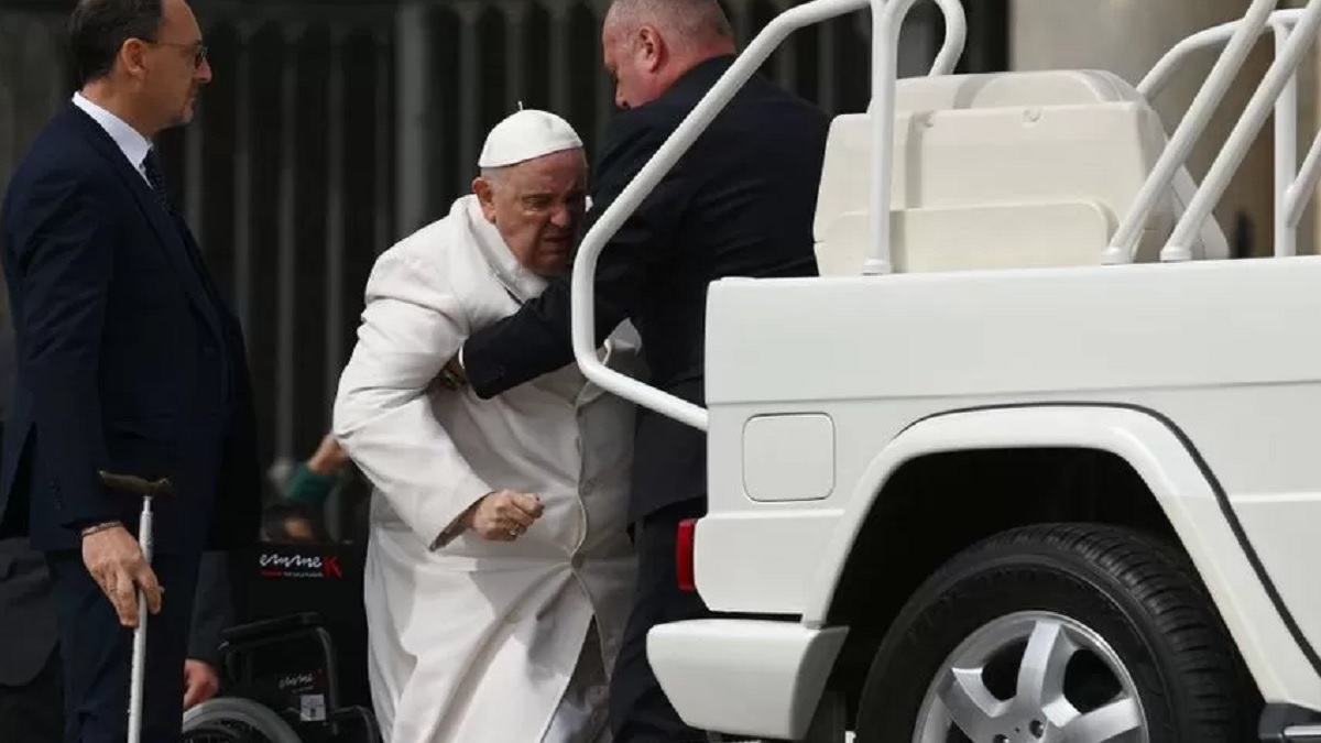 পোপ ফ্রান্সিসের শারীরিক অবস্থার উন্নতি