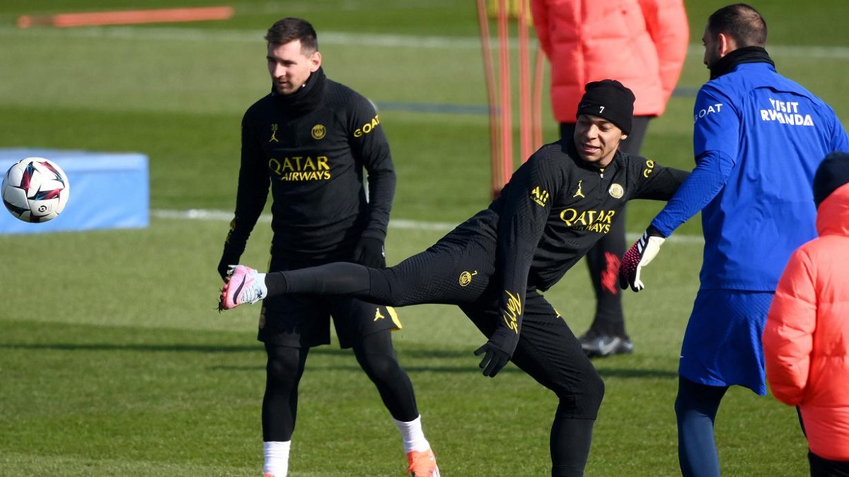 রাতে মাঠে নামবে মেসি-এমবাপ্পের পিএসজি