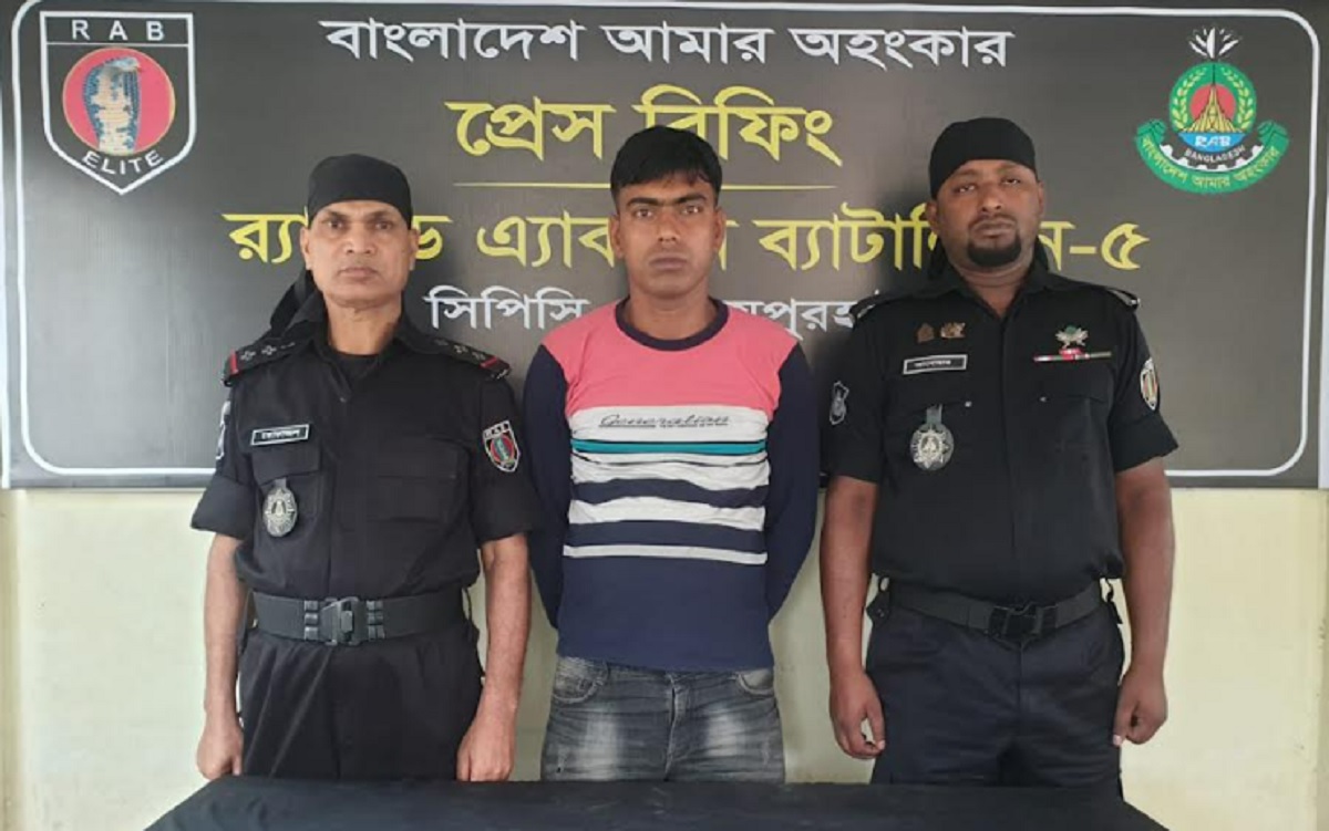 জয়পুরহাটে ফেন্সিডিল-বিদেশি মদসহ কারবারি গ্রেফতার